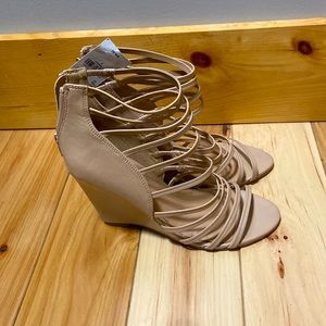Express, wedges, size 7, Beige, new with tags